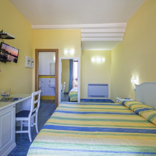 http://www.hotelcavadellisola.it/wp-content/uploads/2016/02/91A1076-Copia-540x540.jpg