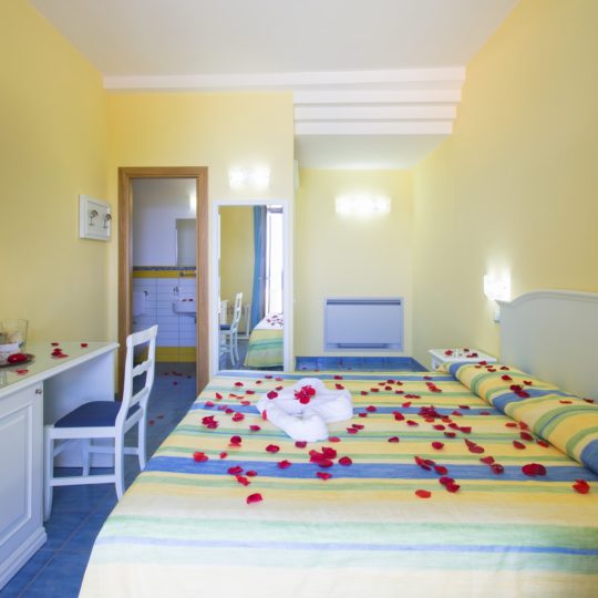 http://www.hotelcavadellisola.it/wp-content/uploads/2016/02/91A1138-Copia-540x540.jpg