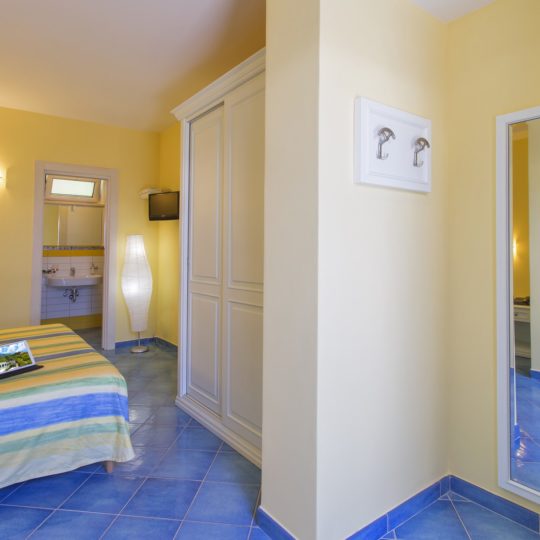 http://www.hotelcavadellisola.it/wp-content/uploads/2016/03/confort5-Copia-540x540.jpg