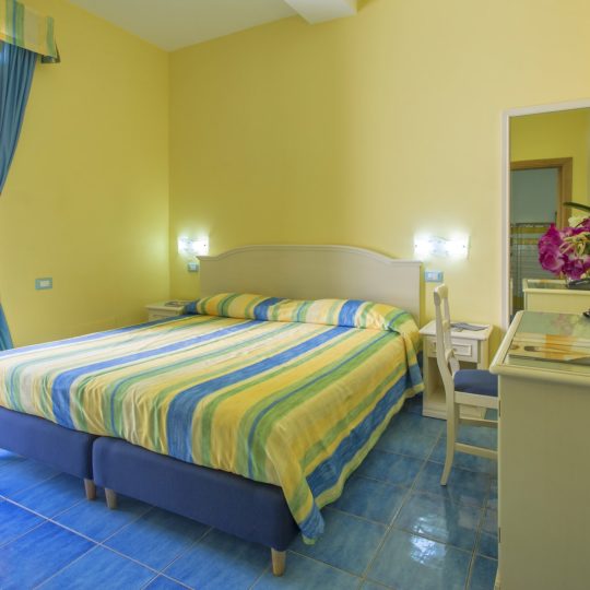 http://www.hotelcavadellisola.it/wp-content/uploads/2016/07/91A1255-Copia-540x540.jpg